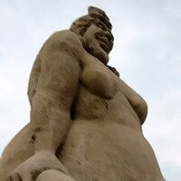 Antica statua raffigurante [[Ben-Arah]], Matriarca delle popolazioni Nomadi dal corpo leggendario per altezza e dimensioni. Sua figlia, [[Ash-Arah]], andò in sposa a [[Zaevir il Temerario]] per poi tradirlo con [[Mòrgul]] il Profeta.