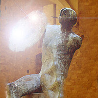 Immagine dell'antica statua del Sole d'Oro che dà il nome all'omonima chiesa di [[Keib]], realizzata in bronzo e risalente a epoche remote. Evidenti tracce del materiale aureo con cui doveva essere originariamente ricoperta sono ancora visibili nel 518.