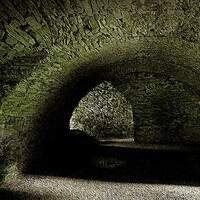 Immagine della cripta centrale del cimitero di [[Holov]], un complesso di tombe tumulate all'interno di una collina risalente con tutta probabilità all'[[età dei Khan]]. L'area è stata distrutta nell'agosto del [[517]] a seguito di una operazione congiunta organizzata dall'esercito di [[Uryen]] con la partecipazione dello [[Squadrone Wachter]] di [[Greyhaven]] e di alcune unità dell'esercito di [[Dossler]].
