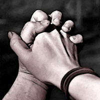 Le mani di Lucius e Julie intrecciate tra loro.