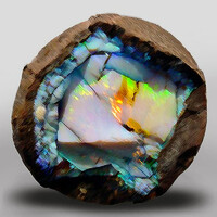 Una roccia che contiene un opale. Immagine utilizzata per la voce Il Sortilegio.