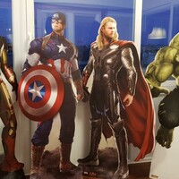 Immagine che ritrae quattro cartonati degli '''Avengers''' (da sx: Iron Man, Capitan America, Thor, Hulk), utilizzata per la voce [[PNG Shield]].