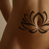 Uno dei tatuaggi presenti sul corpo di Rhea Zamus, raffigurante un fiore di loto.