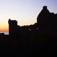 Una veduta del Castello di Adare al tramonto.